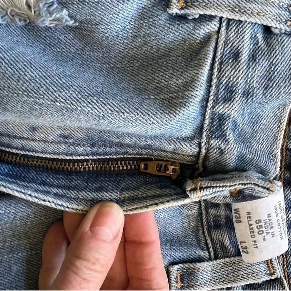 LEVI’S VINTAGE 550 DISTRESSED RELAXED FIT JEAN SHORTS SIZE 14 - Picture 2 of 7